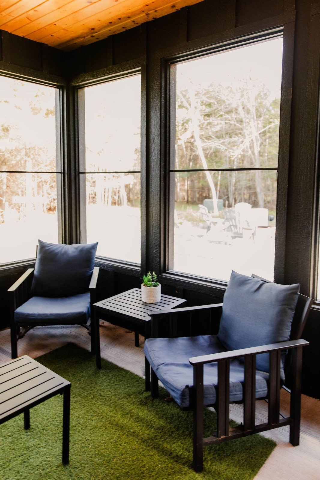 Screened porch with lounge chairs